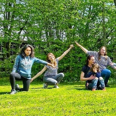 Teilgruppe der FA 1 auf einer Wiese, die Arme in die Luft gerichtet.