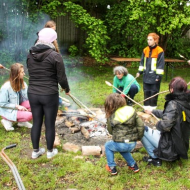 Was macht eigentlich die freiwillige Feuerwehr? Die FFW aus Manching und Westenhausen, inklusive zweier Studierenden, stellten das breite Aufgabenspektrum vor. Danach ging es ans Experimentieren.