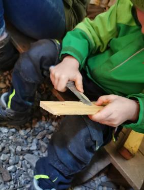 Beim Schnitzen im Albert-Schweitzer-Waldkindergarten