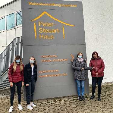 Weihnachts-Patenschaft der FA 1 Das Christkind war da! Die Vertreterinnen unserer Erzieherklasse durften am 18.12.2020 persönlich die zahlreichen Geschenke für die Kinder der ambulanten Station im Peter-Steuart-Haus übergeben.