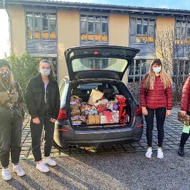 Weihnachts-Patenschaft der FA 1 Das Christkind war da! Die Vertreterinnen unserer Erzieherklasse durften am 18.12.2020 persönlich die zahlreichen Geschenke für die Kinder der ambulanten Station im Peter-Steuart-Haus übergeben.