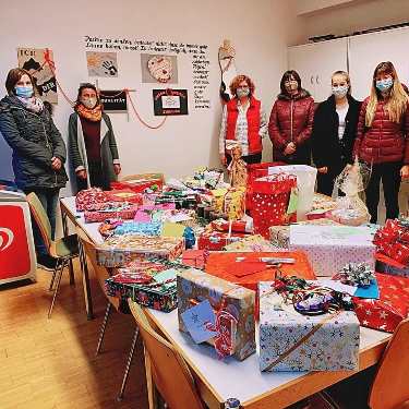 Weihnachts-Patenschaft der FA 1 Das Christkind war da! Die Vertreterinnen unserer Erzieherklasse durften am 18.12.2020 persönlich die zahlreichen Geschenke für die Kinder der ambulanten Station im Peter-Steuart-Haus übergeben.