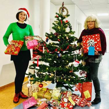 Weihnachts-Patenschaft der FA 1 Für die Kinder der ambulanten Station im Peter-Steuart-Haus Ingolstadt sollte zu Weihnachten das FAKS-Christkind kommen. Auf die zahlreichen Wunschzettel hin hatten unseren Studierenden und Schüler*innen fleißig Geschenke gepackt. Hier unsere stolzen Schulleiterinnen mit einem Teil der Geschenke.