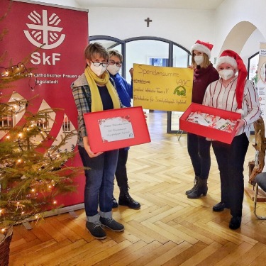 Unsere diesjährige Weihnachts-Spendenaktion hat 490,- Euro eingebracht. Diesen Betrag durften die Schulvertreterinnen in Form von Einkaufsgutscheinen an die Beratungsstelle für Schwangerschaftsfragen des Sozialdienstes Katholischer Frauen übergeben.