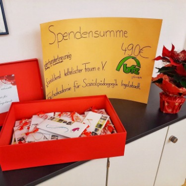 Unsere diesjährige Weihnachts-Spendenaktion hat 490,- Euro eingebracht. Diesen Betrag durften die Schulvertreterinnen in Form von Einkaufsgutscheinen an die Beratungsstelle für Schwangerschaftsfragen des Sozialdienstes Katholischer Frauen übergeben.