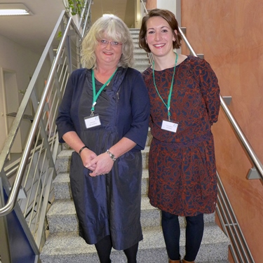 Schulleitung der Fachakademie für Sozialpädagogik Schulleiterin Carolin Wacker (rechts), stellvertretende Schulleiterin Andrea Emde (links)